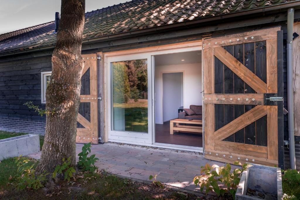 uma porta de correr aberta numa casa em Ravennest em Epe