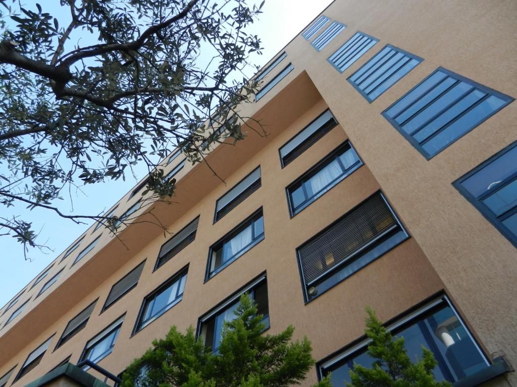 un edificio alto con ventanas laterales en Hotel Ceresio en Lugano