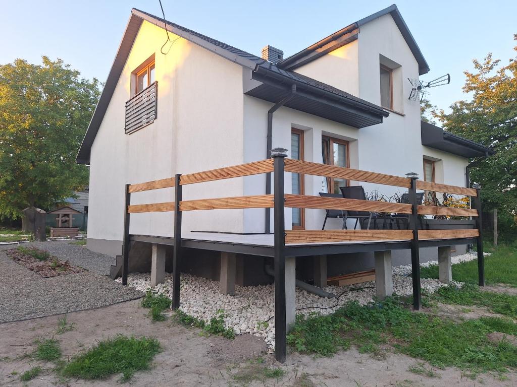 ein Haus mit einer Bank davor in der Unterkunft Czarwoli in Wola Bokrzycka