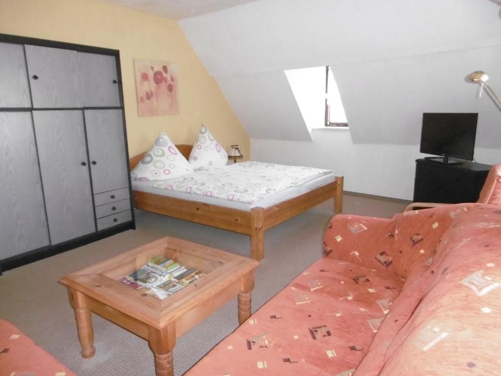 ein Wohnzimmer mit 2 Sofas und einem Couchtisch in der Unterkunft Ferienwohnung Christine Nestler in Annaberg-Buchholz