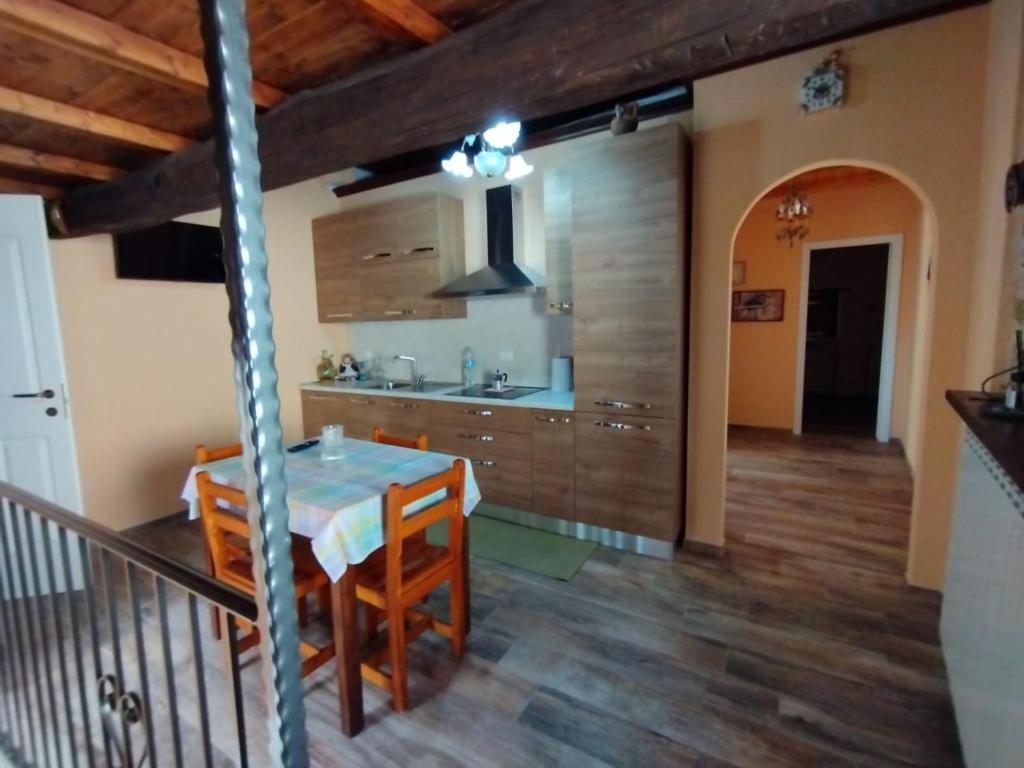 a kitchen and dining room with a table and cabinets at Casa vacanza da GIGI in Calascio