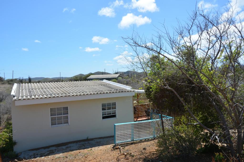 a white house with a fence around it at Casa Bista Montaña in Barber