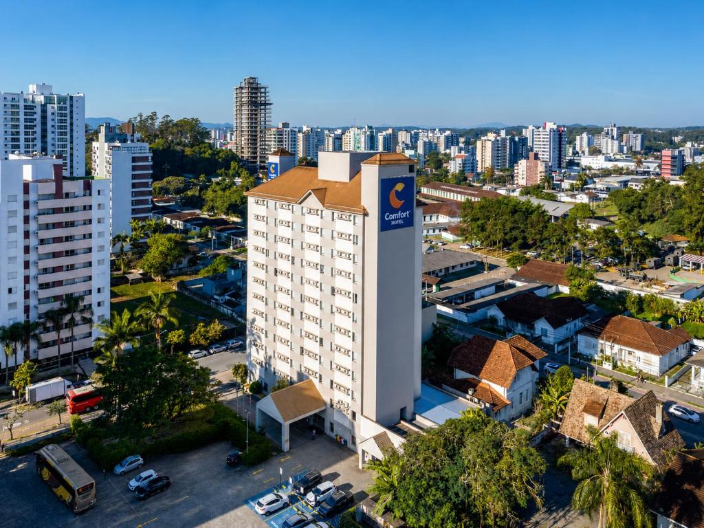 an aerial view of a building in a city at Comfort Hotel Joinville in Joinville
