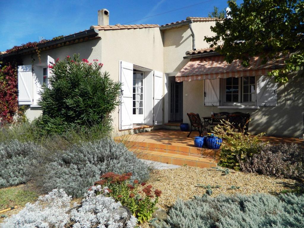 a house with a garden in front of it at Les Lauriers in Limoux