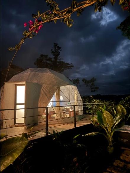 ein Igluhaus in einem Garten bei Nacht in der Unterkunft Morpho Glamping in Nuevo Arenal