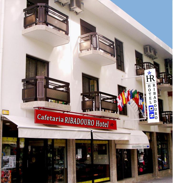 ein Gebäude mit einem Schild für ein Hotel in der Unterkunft Hotel Ribadouro in Alijó
