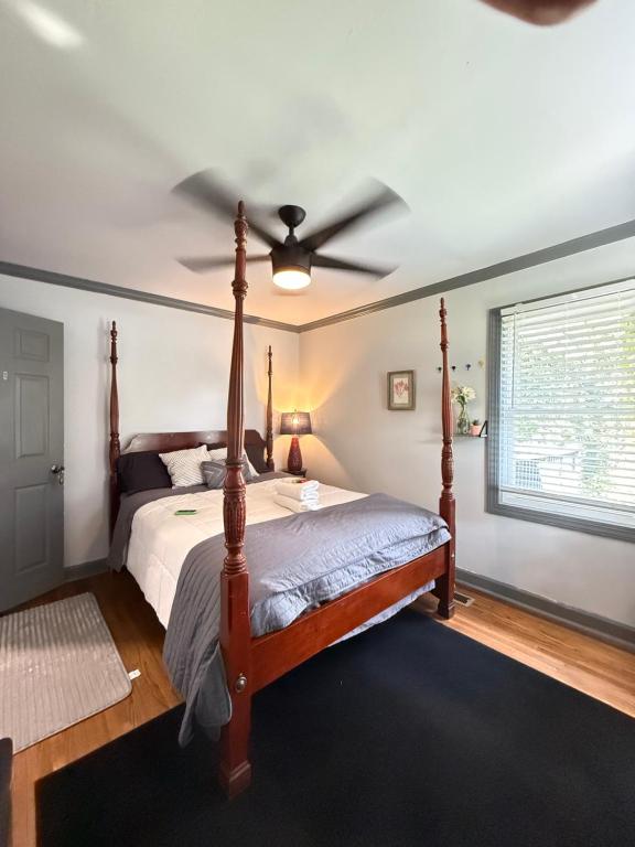 a bedroom with a bed with a ceiling fan at Villa Juan and Alejandra in Atlanta
