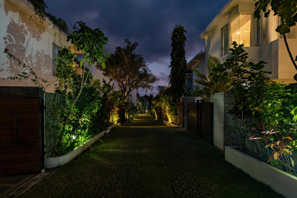 an empty street with a fence and a house at Bali Residence Villa in Uluwatu