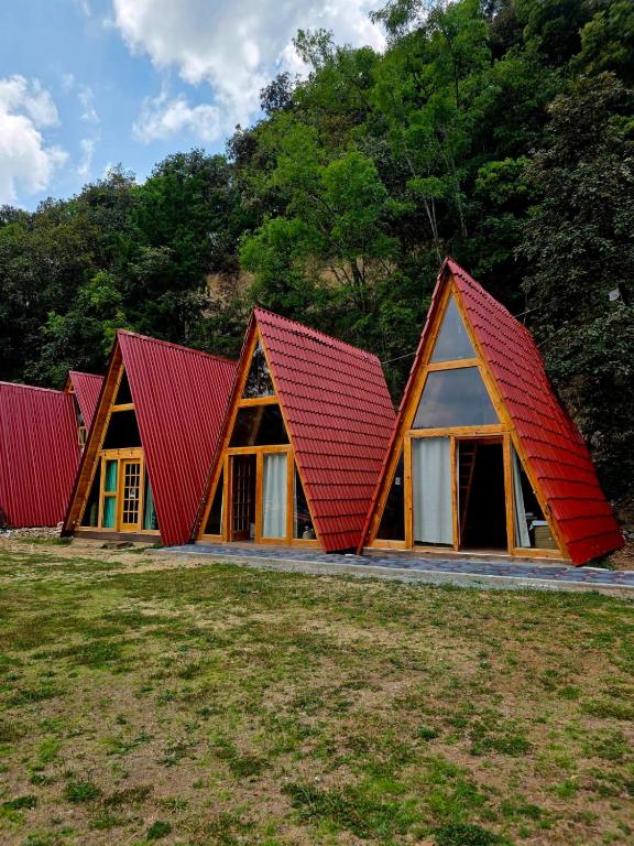 a row of identical houses with red roofs at Chalet Niquel in Mineral del Chico