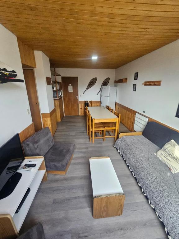 a living room with a couch and a table at Depto 7 personas - Edificio Cirrus in Las Lenas