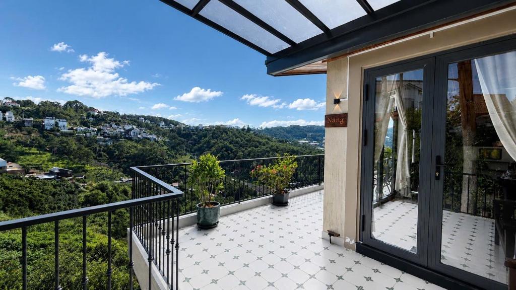 a balcony with a view of the mountains at An Valley Villa Đà Lạt in Da Lat