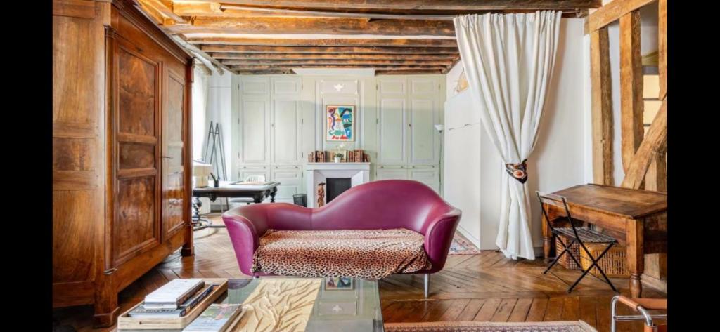 The Heart of Marais Place des Vosges for four guest