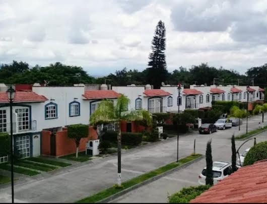 a row of houses on a street in a town at VILLA REAL lll YAUTEPEC in Yautepec de Zaragoza