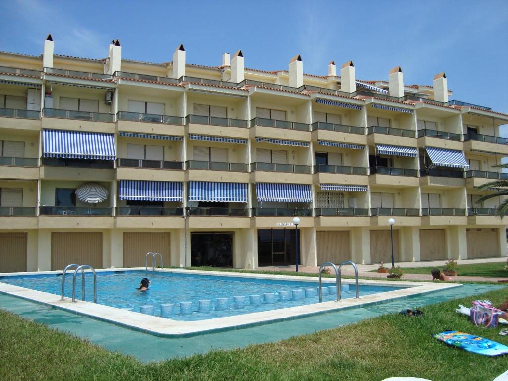 un hôtel avec une piscine en face d'un bâtiment dans l'établissement Alpen1 Paraiso, à Peñíscola