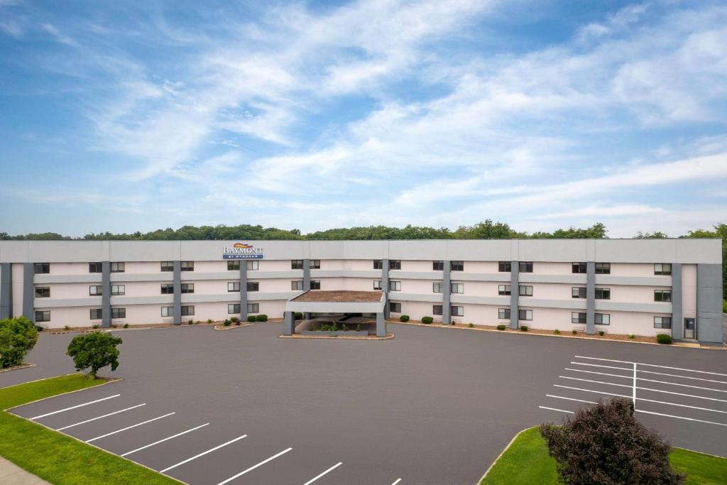 an empty parking lot in front of a building at Baymont by Wyndham Columbia, MO in Columbia