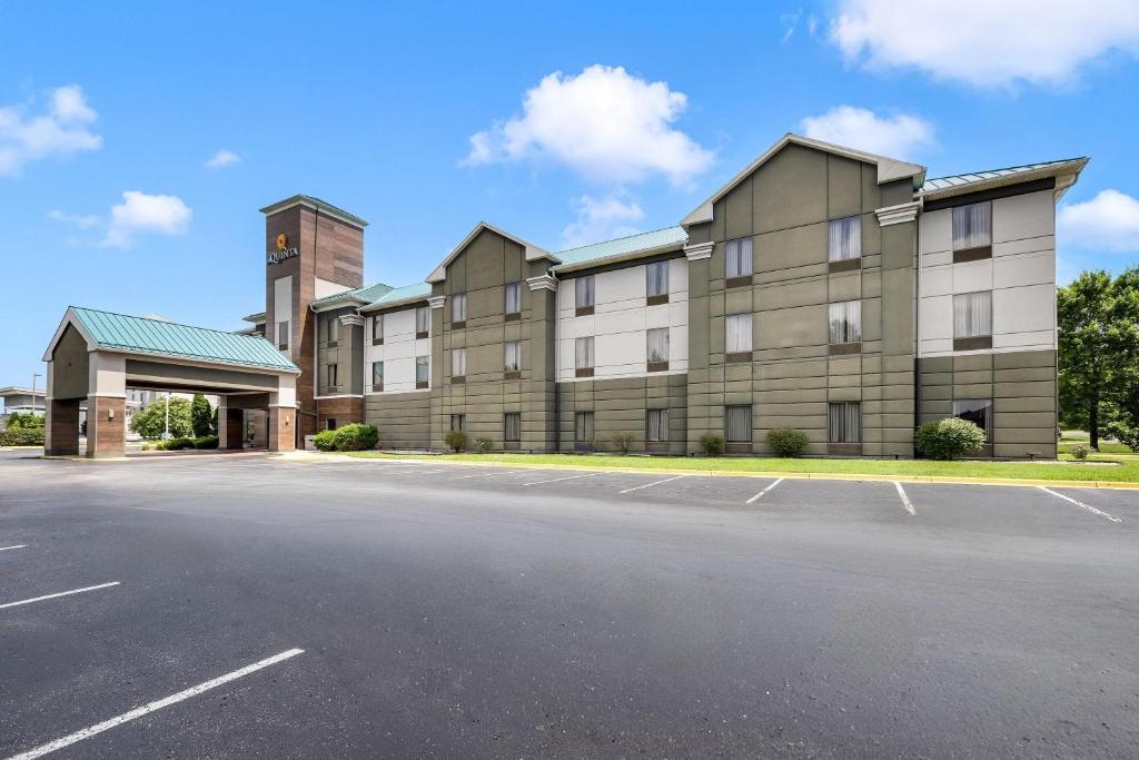 an empty parking lot in front of a building at La Quinta Inn & Suites by Wyndham Louisville East in Louisville