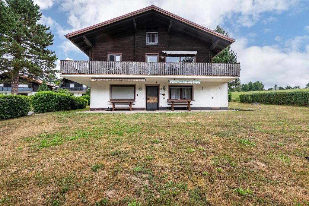 an old house with a gambrel roof at Ferienwohnung Bayerwald in Arrach