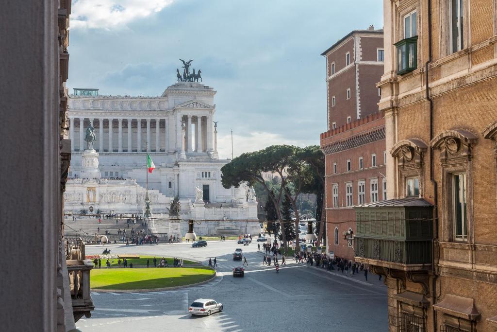 a view of a city street with a building at Amazing Suite Piazza Venezia in Rome