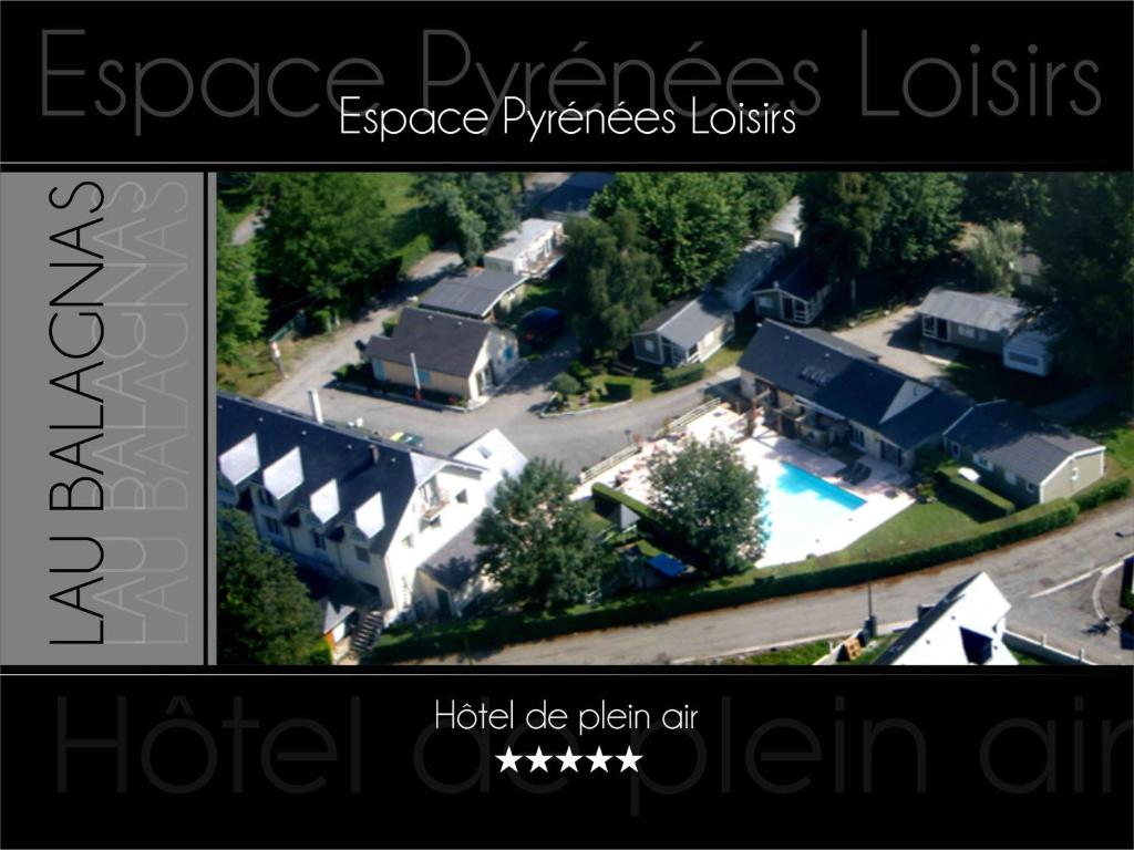 - une vue aérienne sur une maison avec une piscine dans l'établissement Espace Pyrenees Loisirs, à Argelès-Gazost