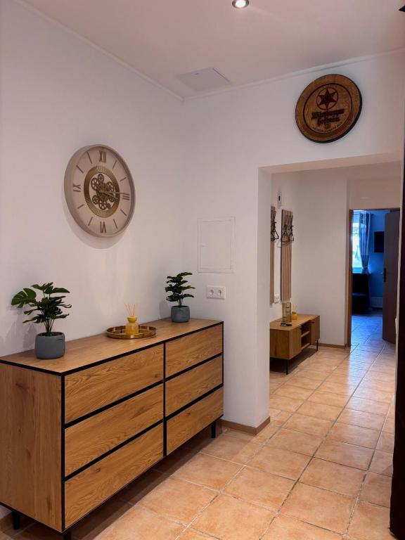 a room with a clock on the wall and a table at Ela´s Alstadtliebe in Wertheim