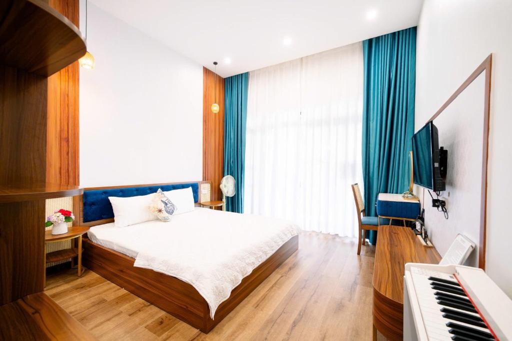 a hotel room with a bed and a piano at Coto Center Homestay in Đảo Cô Tô