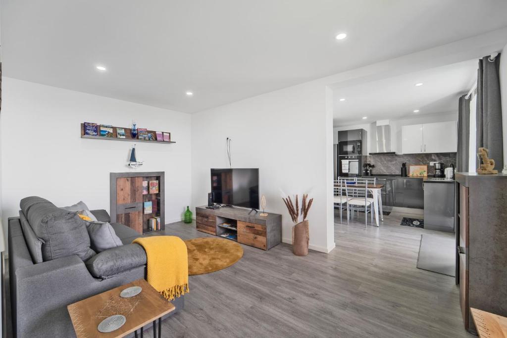 a living room with a couch and a kitchen at Casa da Telvina in Paul do Mar