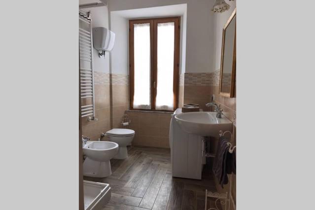 ein Bad mit WC, Waschbecken und WC-Funktion in der Unterkunft Appartamento con terrazza in Via Campo dei Fiori in Spoleto