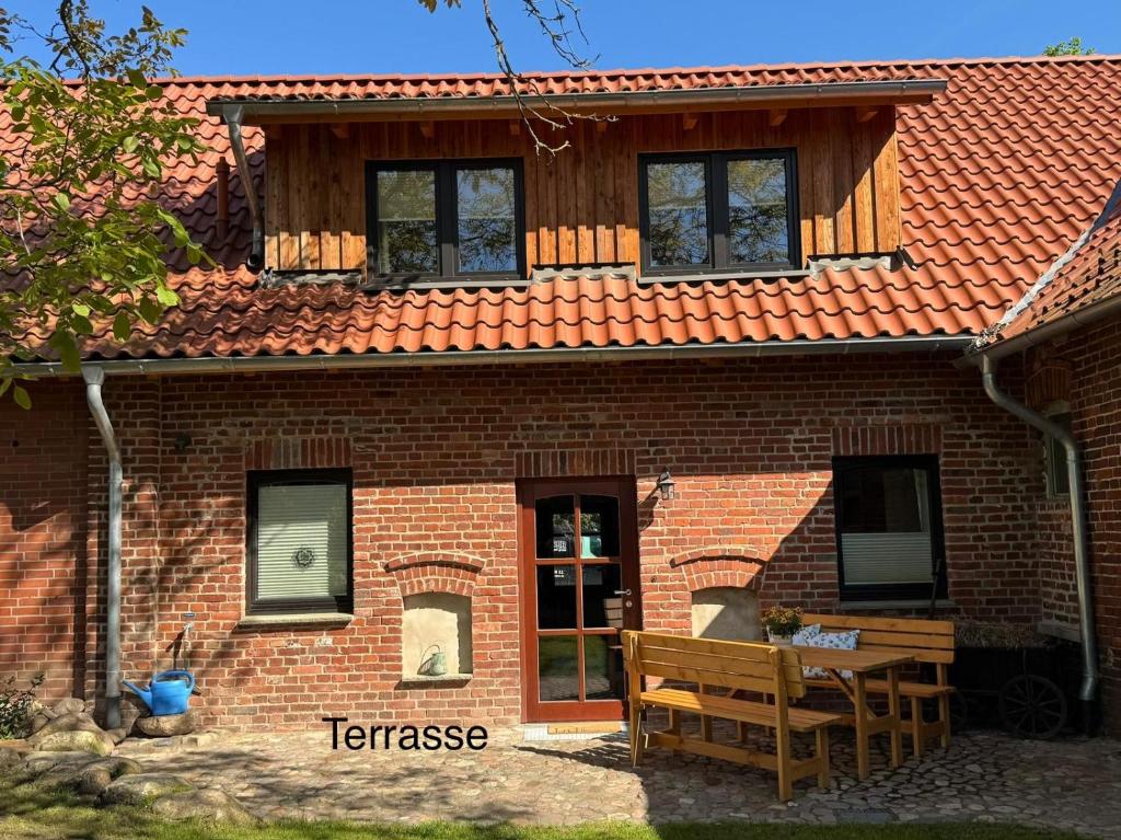a brick house with a table and a bench at Brokeloh - Hier bin ich zuhause ! in Landesbergen