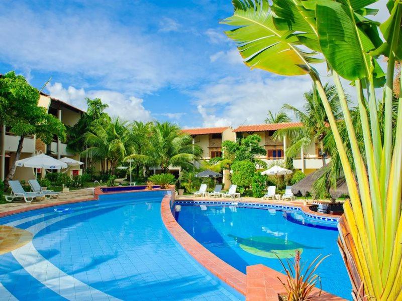 uma grande piscina em frente a um resort em Chalet Solar Pipa em Pipa