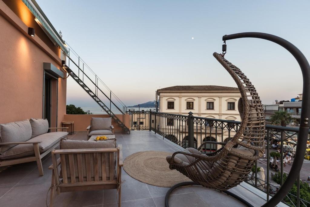 Plateia Rooftop Suite with Sea & City Views By MindYourVilla