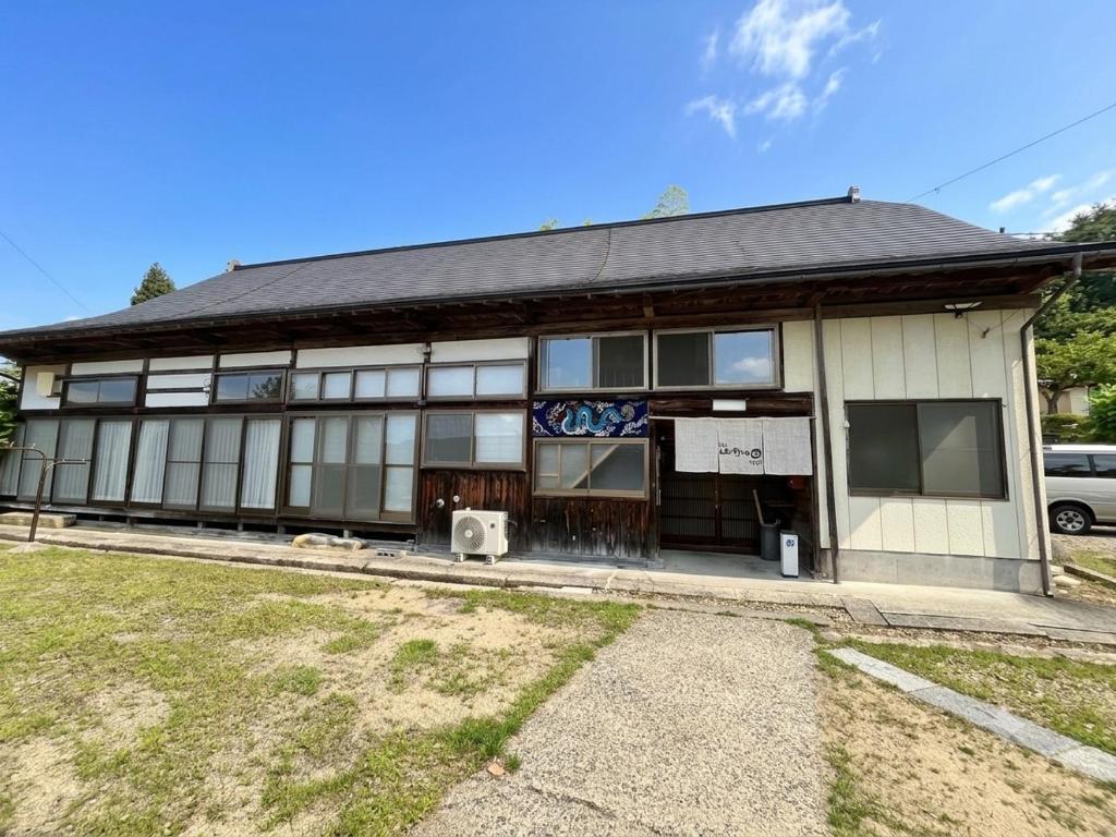 a building with windows on the side of it at 山形イチマルニマル in Miyajuku