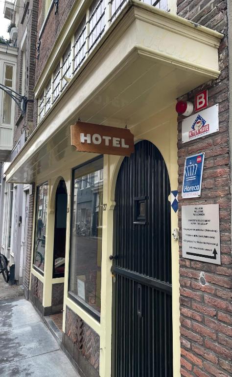 a hotel sign over the door of a building at Hanzestadslogement "De Leeuw", logies in het centrum van Deventer in Deventer