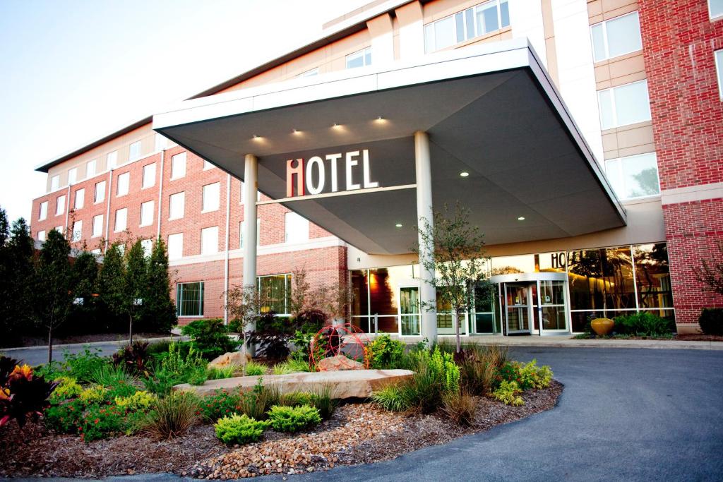 um edifício de hotel com uma placa que lê hotel em I Hotel and Illinois Conference Center - Champaign em Champaign