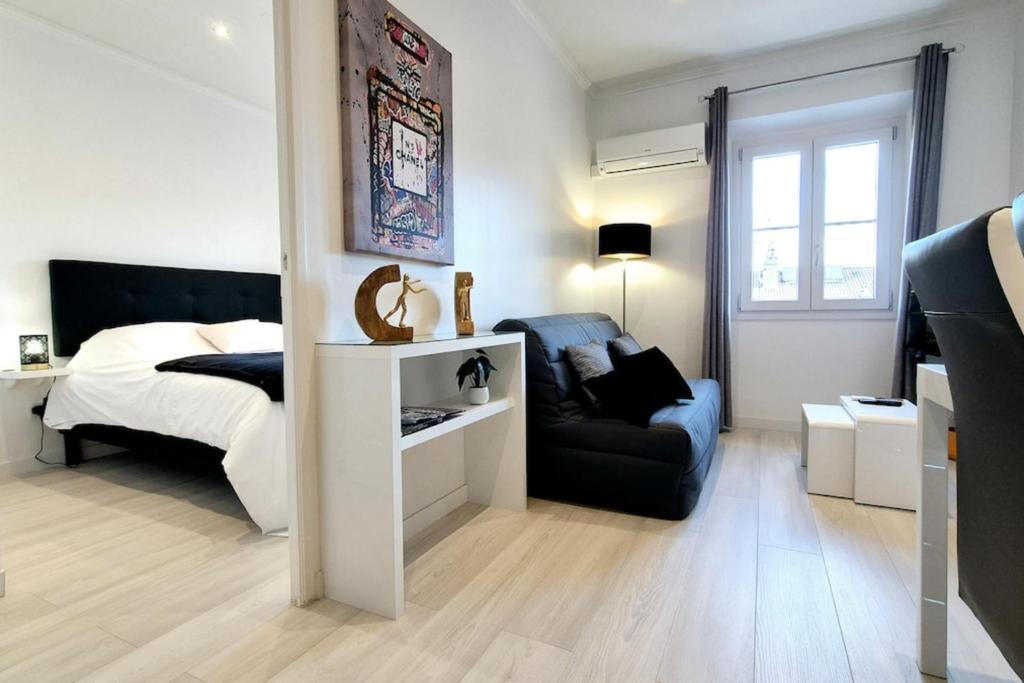 Charming one-bedroom flat on rue Hoche