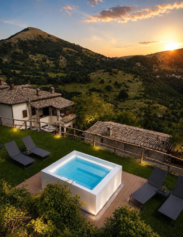 an aerial view of a villa with a swimming pool at Agriturismo Pettino in Campello sul Clitunno