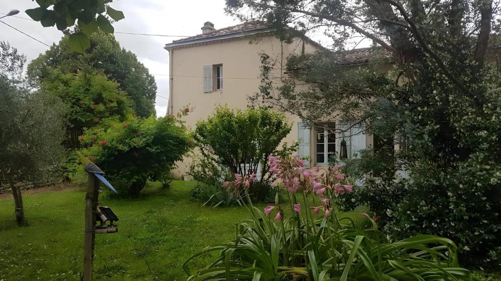 a house with a garden in front of it at Chambre D'hôtes De La Vaine in Cartelègue
