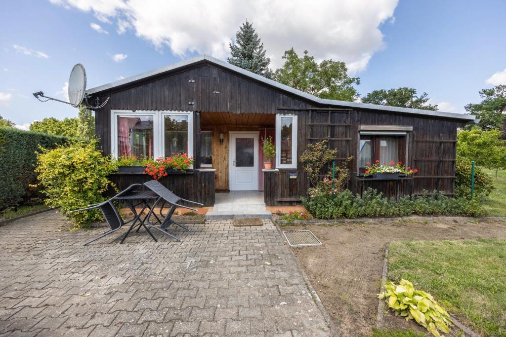 a small wooden house with a table in front of it at Ferienwohnung Miertsch in Oranienbaum-Wörlitz