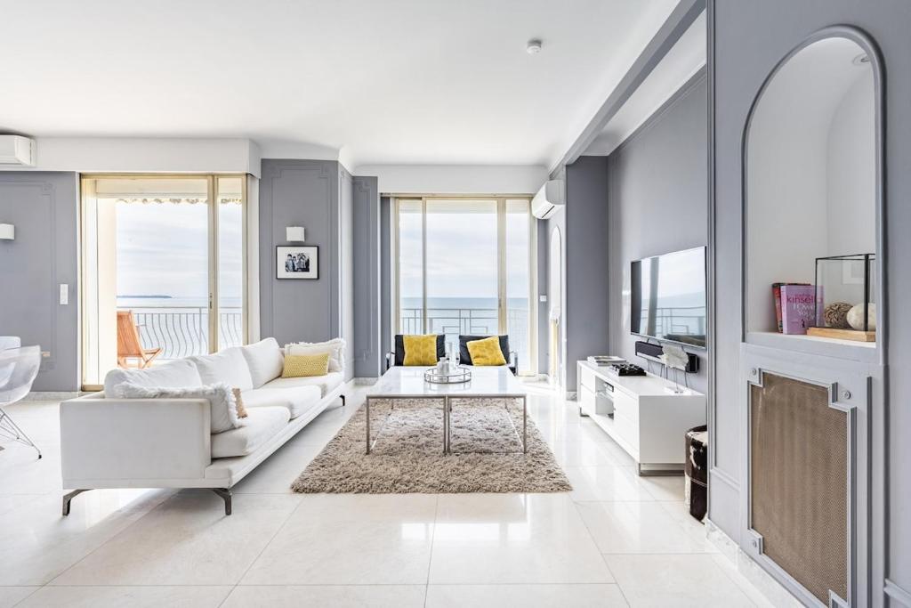 Penthouse apartment with roof terrace by the beach