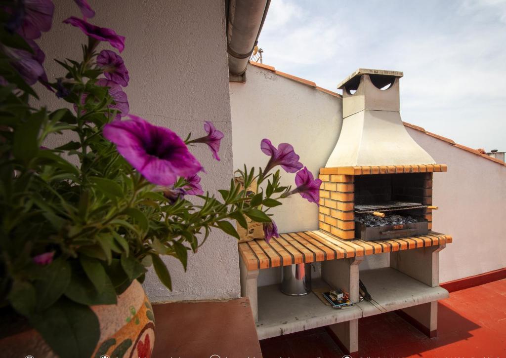 a small bird house on the side of a wall at La Casa de los Templarios in Puebla de Alcocer