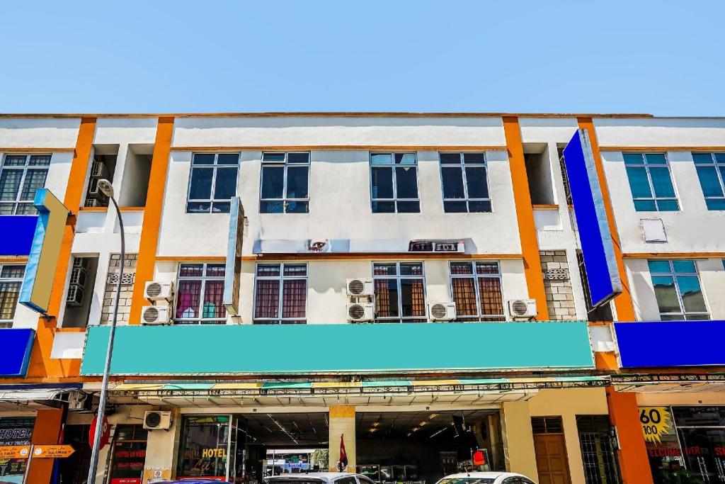 a building on a street with cars parked in front at Hotel Lii View in Mersing
