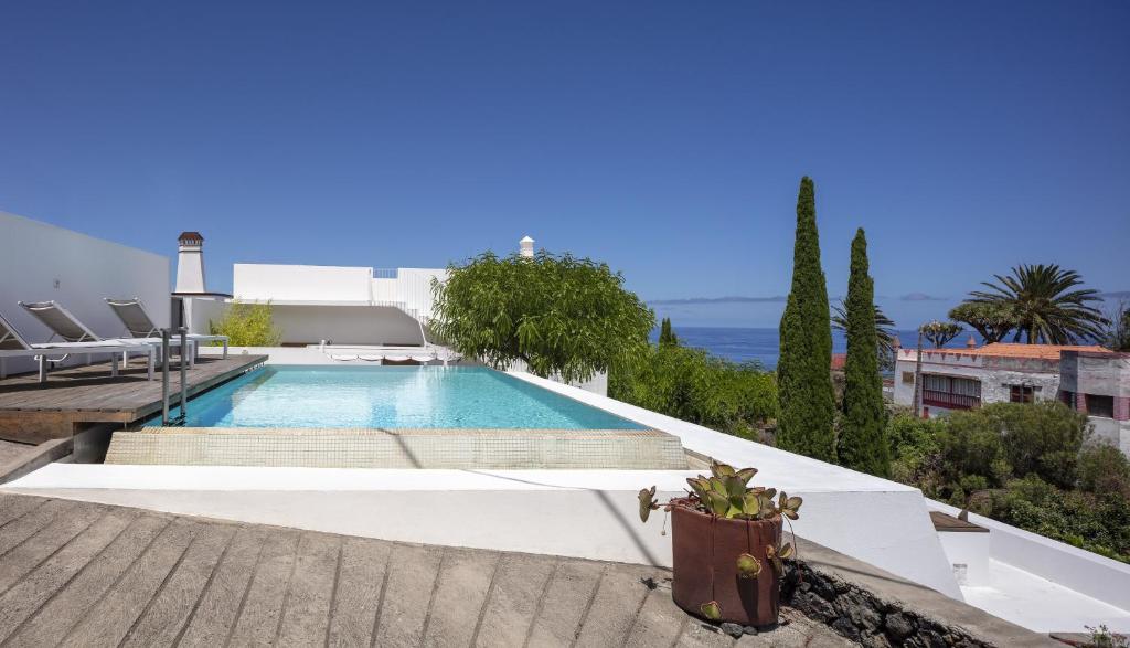 a swimming pool on the roof of a house at Casa La Breña La Palma in Breña Baja
