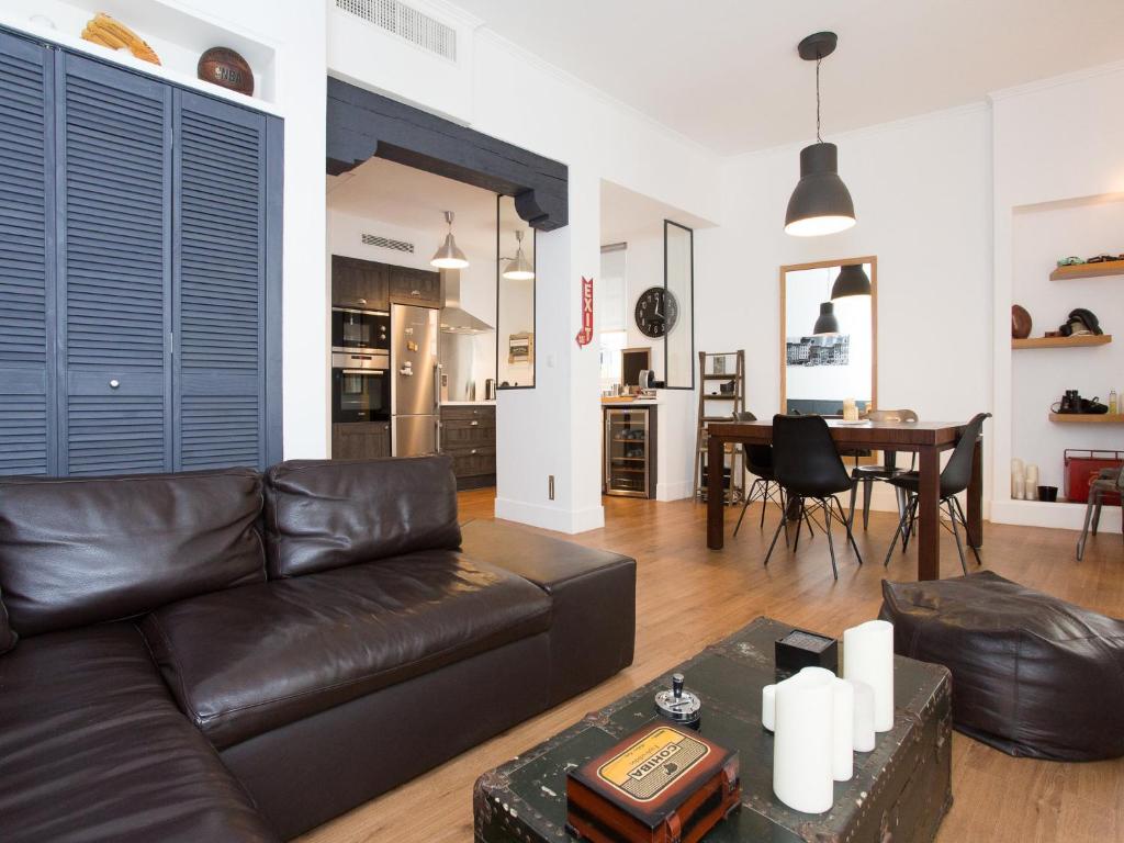 un salon avec un canapé en cuir et une table dans l'établissement Suquet Sea Cannes, à Cannes