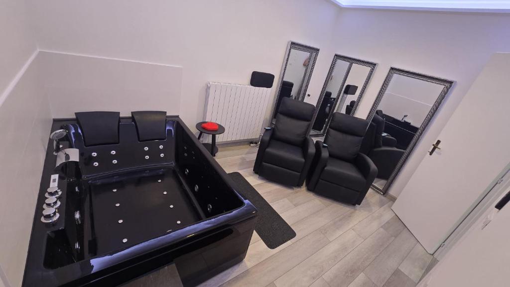an overhead view of a hair salon with a mirror at Bella Vita Stays Wellness in Sondrio