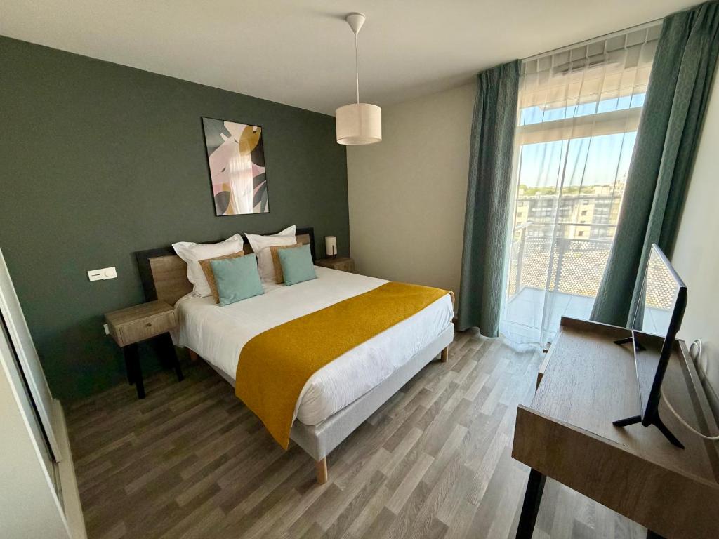 a bedroom with a large bed and a window at DOMITYS - Purpan Pèira Ròsa in Toulouse