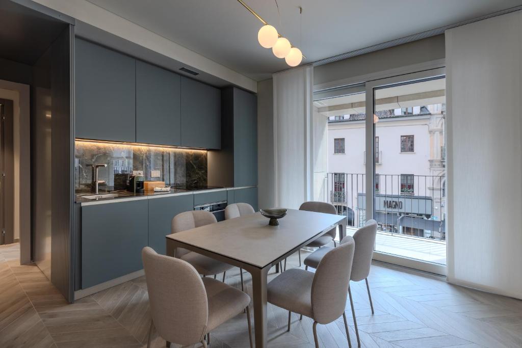 a kitchen and dining room with a table and chairs at Dune Luxury Residence in Turin