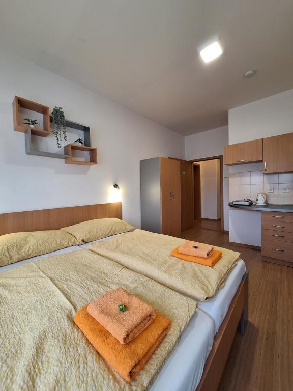 เตียงในห้องที่ Hotel & Hostel Děčín