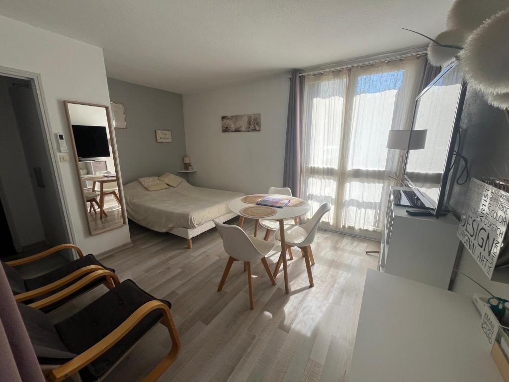 a small room with a bed and a table and chairs at Mon Paradis en Provence B29 in Gréoux-les-Bains