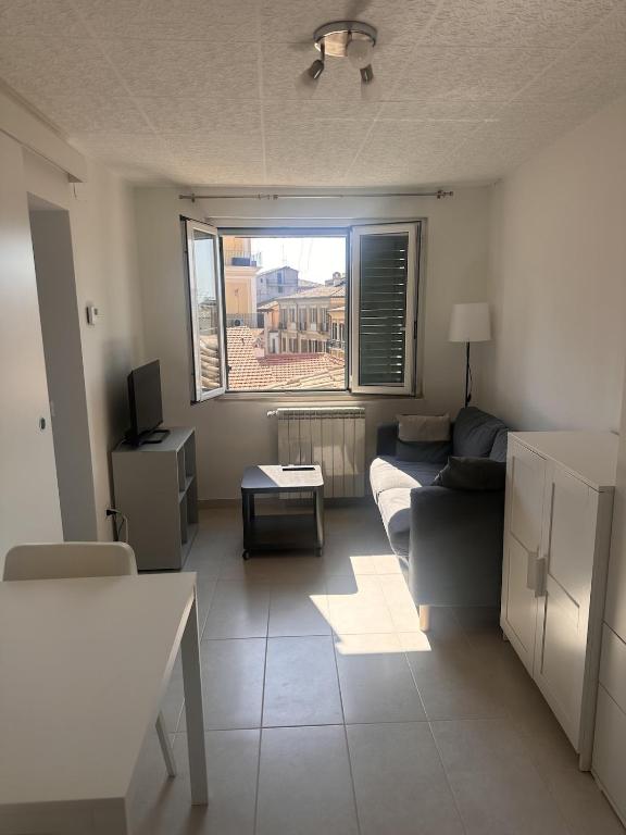 a living room with a couch and a tv at Cozy Apartment in Chieti Centro in Chieti