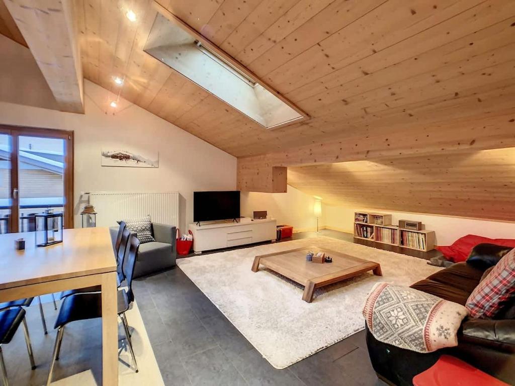 ein Wohnzimmer mit Sofa und Tisch in der Unterkunft Asters 8 in Verbier
