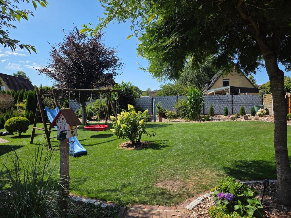a yard with a playground with a swing at Auszeit an der Eider in Hennstedt
